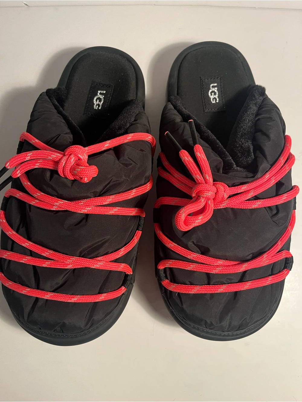 UGG Slippers size 8 ❄️❄️❄️❄️